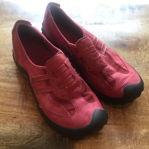 clarks slip on tennis shoes